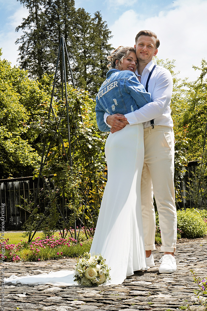 Hochzeitspaar umarmt sich beim Hochzeitsfotoshooting
Hochzeitsfotograf Patrice Grünig nimmt den Moment auf und hält in Form eines tollen Bildes fest