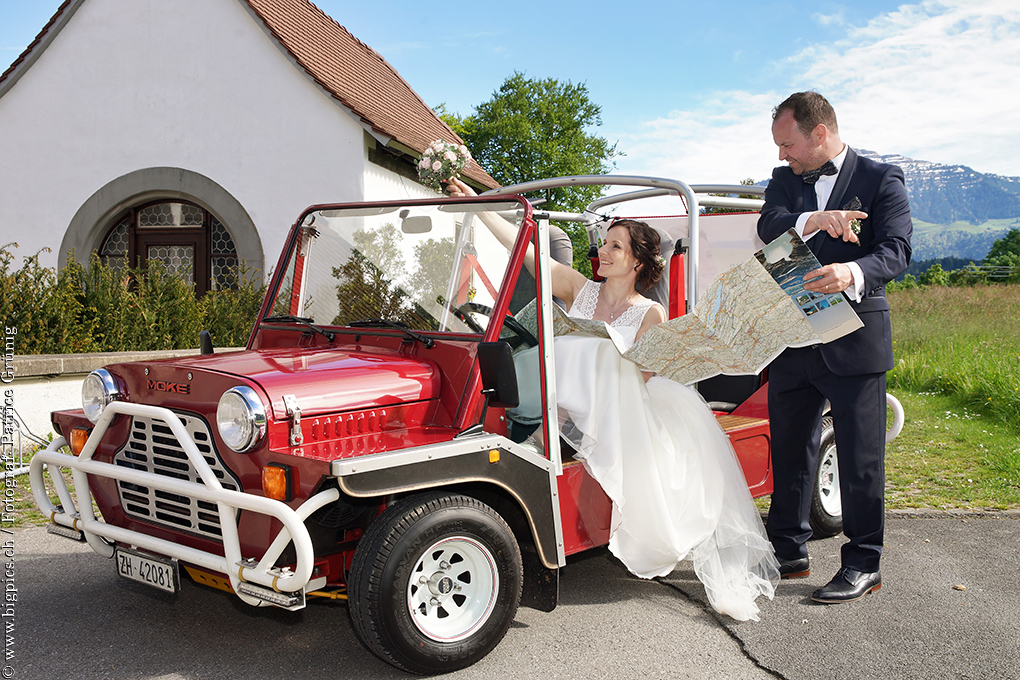 Brautpaar, Fotoshooting mit einem alten Auto.
Hochzeitsfotograf Patrice Grünig