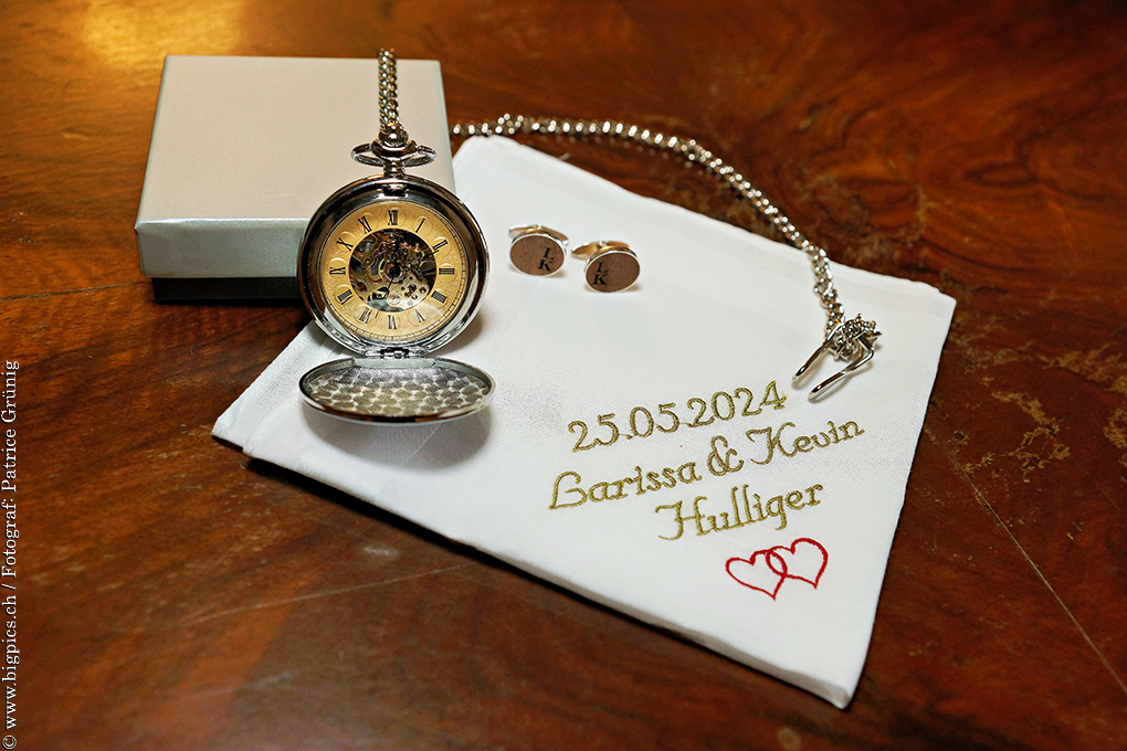 Detailaufnahmen vom Getting Ready mit der Taschenuhr des Bräutigams