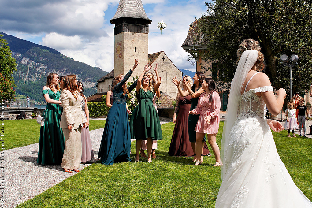 Brautstrass werfen und alle ledigen Frauen möchten ihn fangen.
Urheber Hochzeitsfotograf Patrice Grünig
